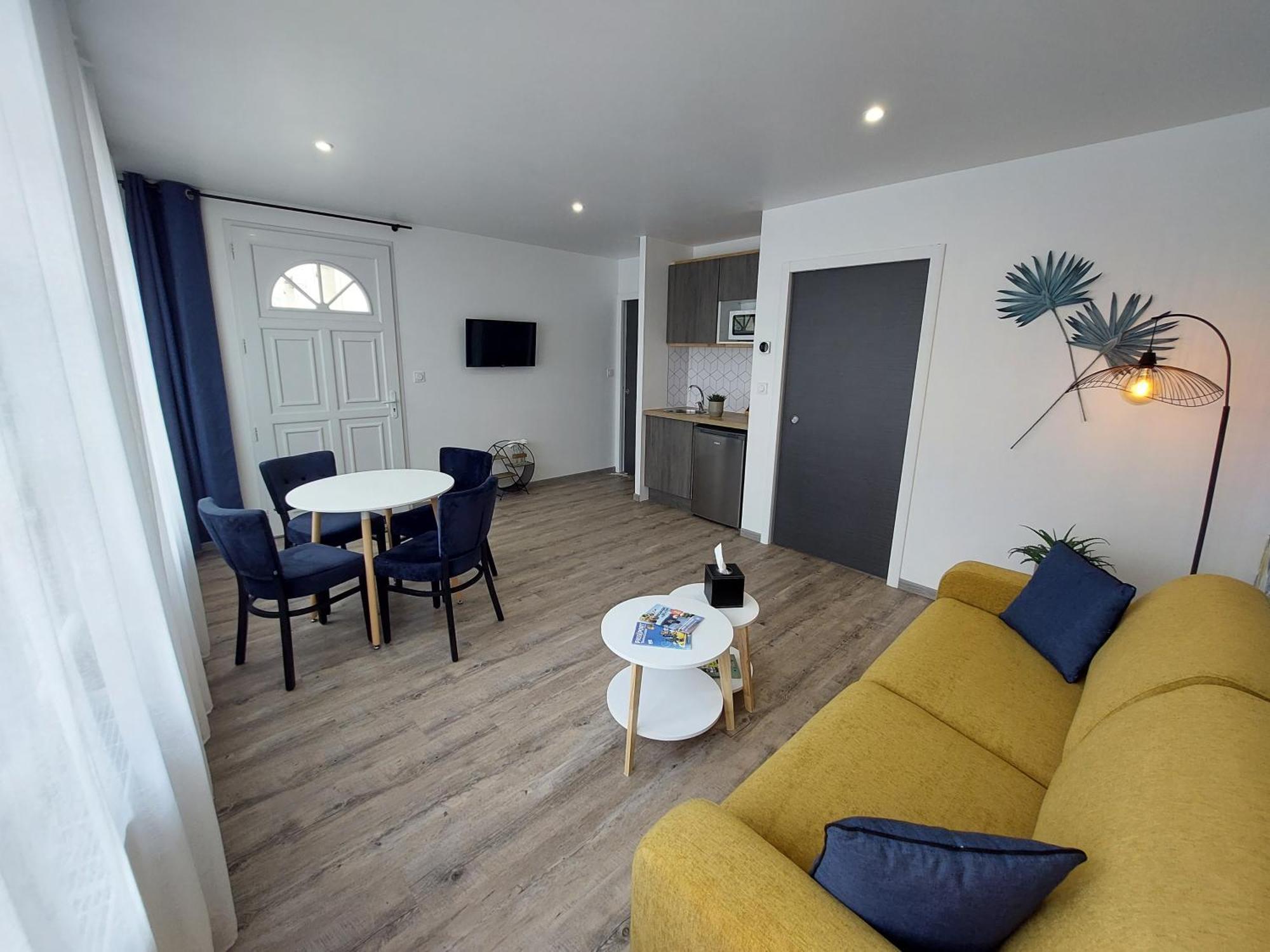 Logis Loire Hotel - Les Cocottes Restaurant Les Rosiers-sur-Loire ภายนอก รูปภาพ
